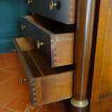 Vitrine-commode à colonnes détachées de style Empire 90 x 142 x 44 cm