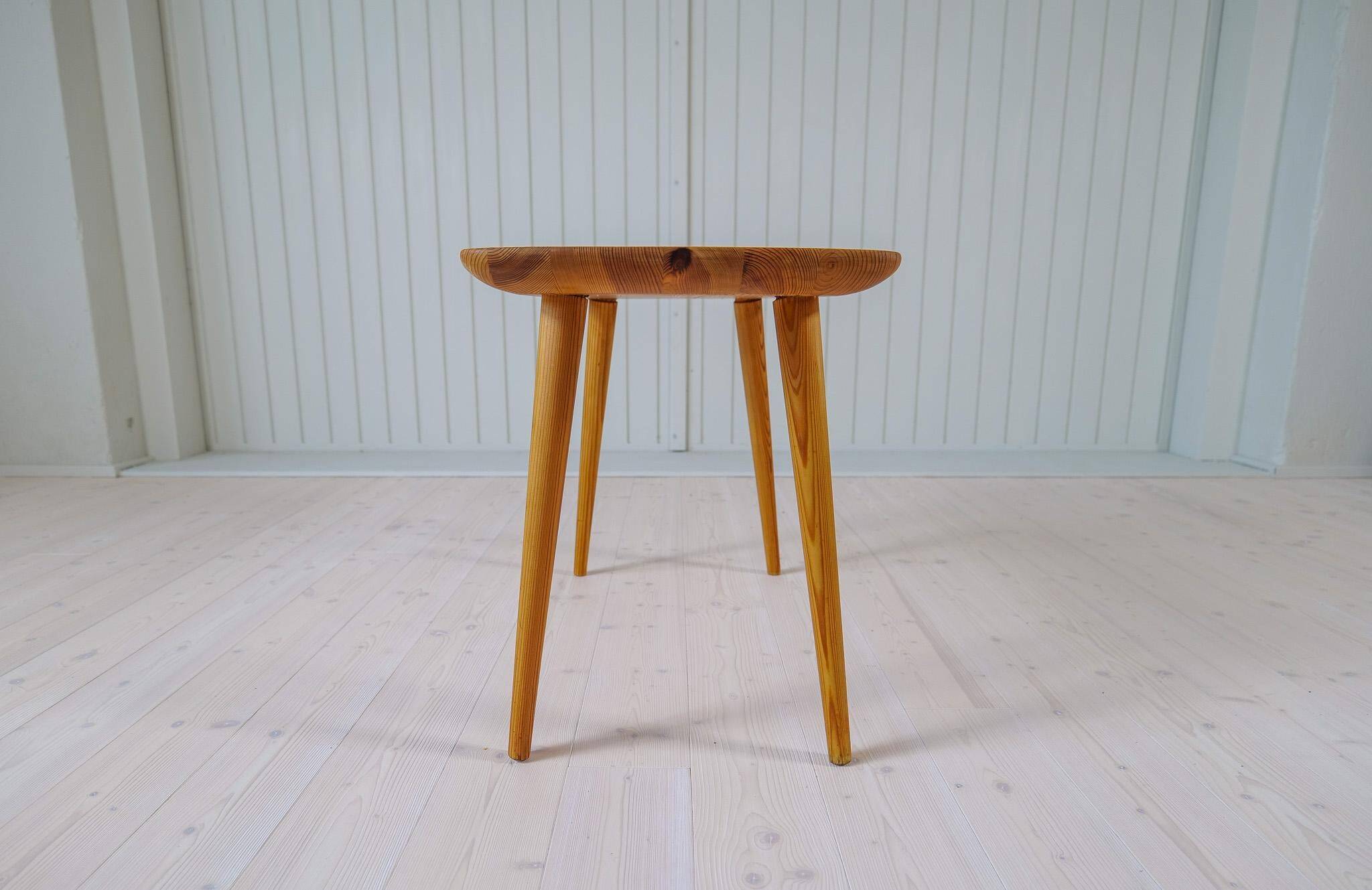 Table basse moderne du milieu du siècle en pin Suède 1940s