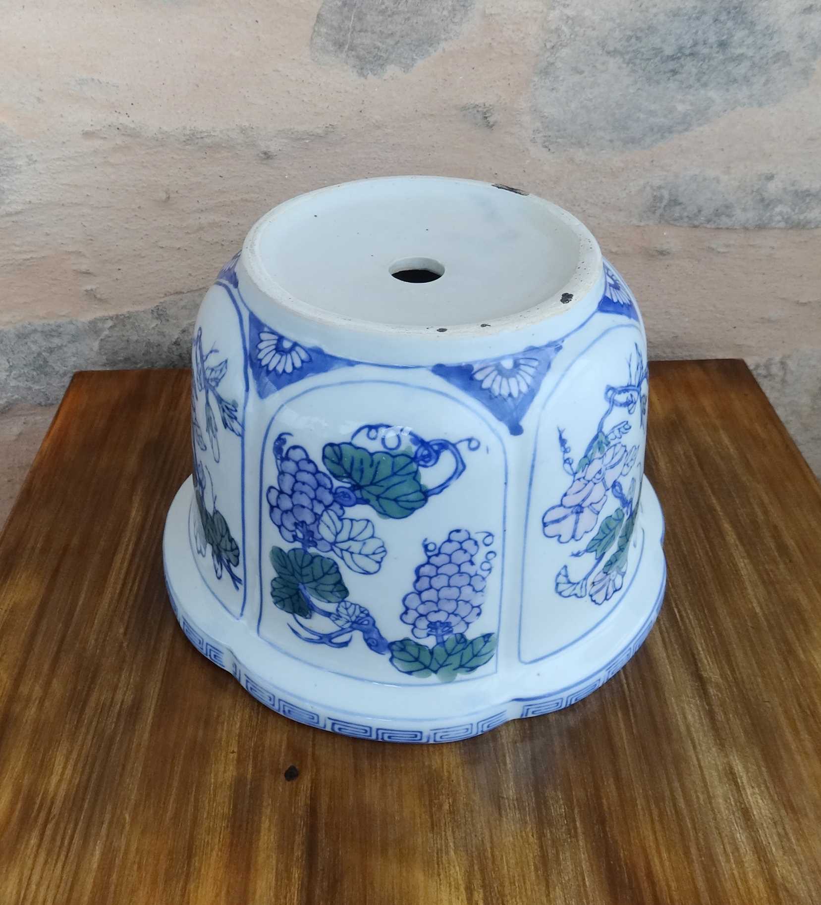 Chinese porcelain pot cover with its base