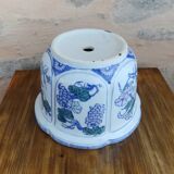 Chinese porcelain pot cover with its base