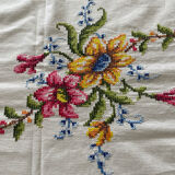 Embroidered table linen set