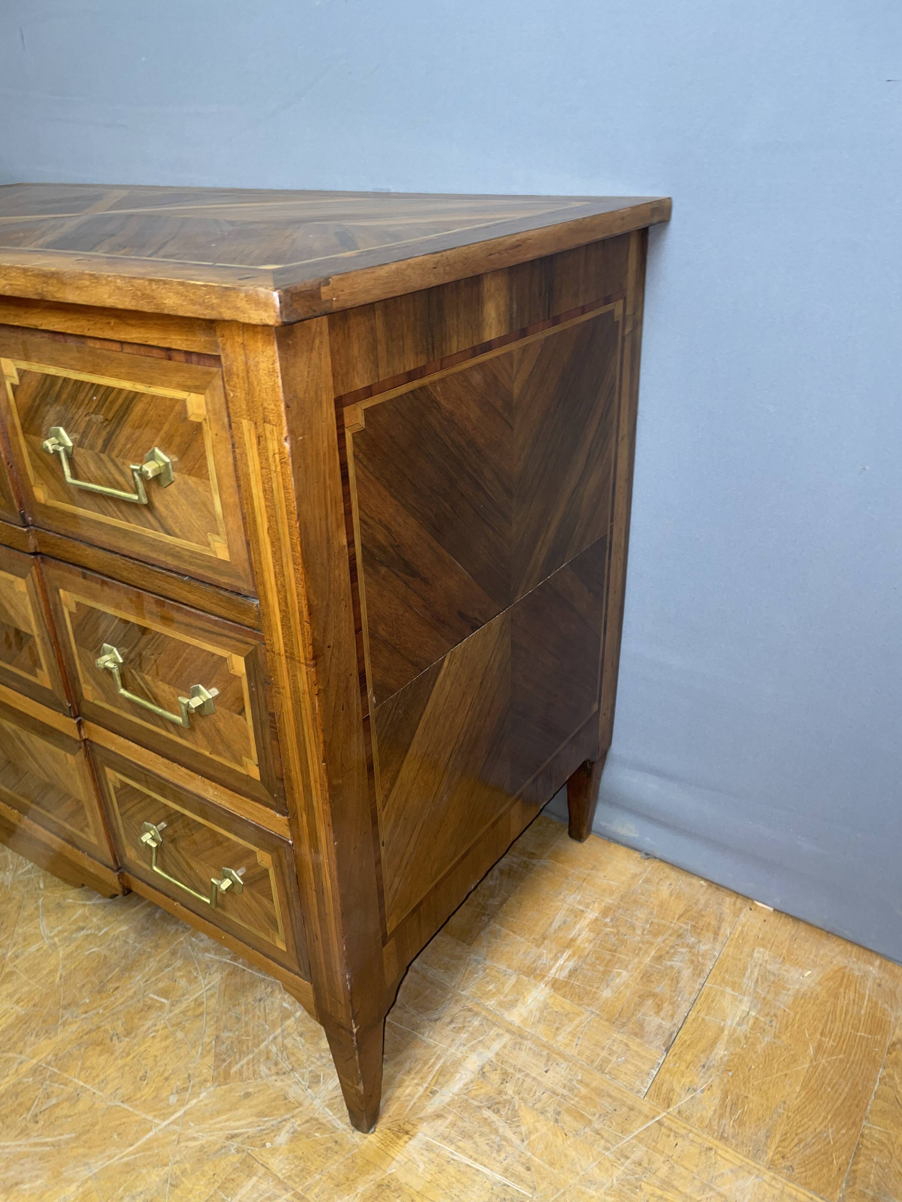 Commode Louis XVI à ressaut central
