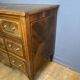 Commode Louis XVI à ressaut central