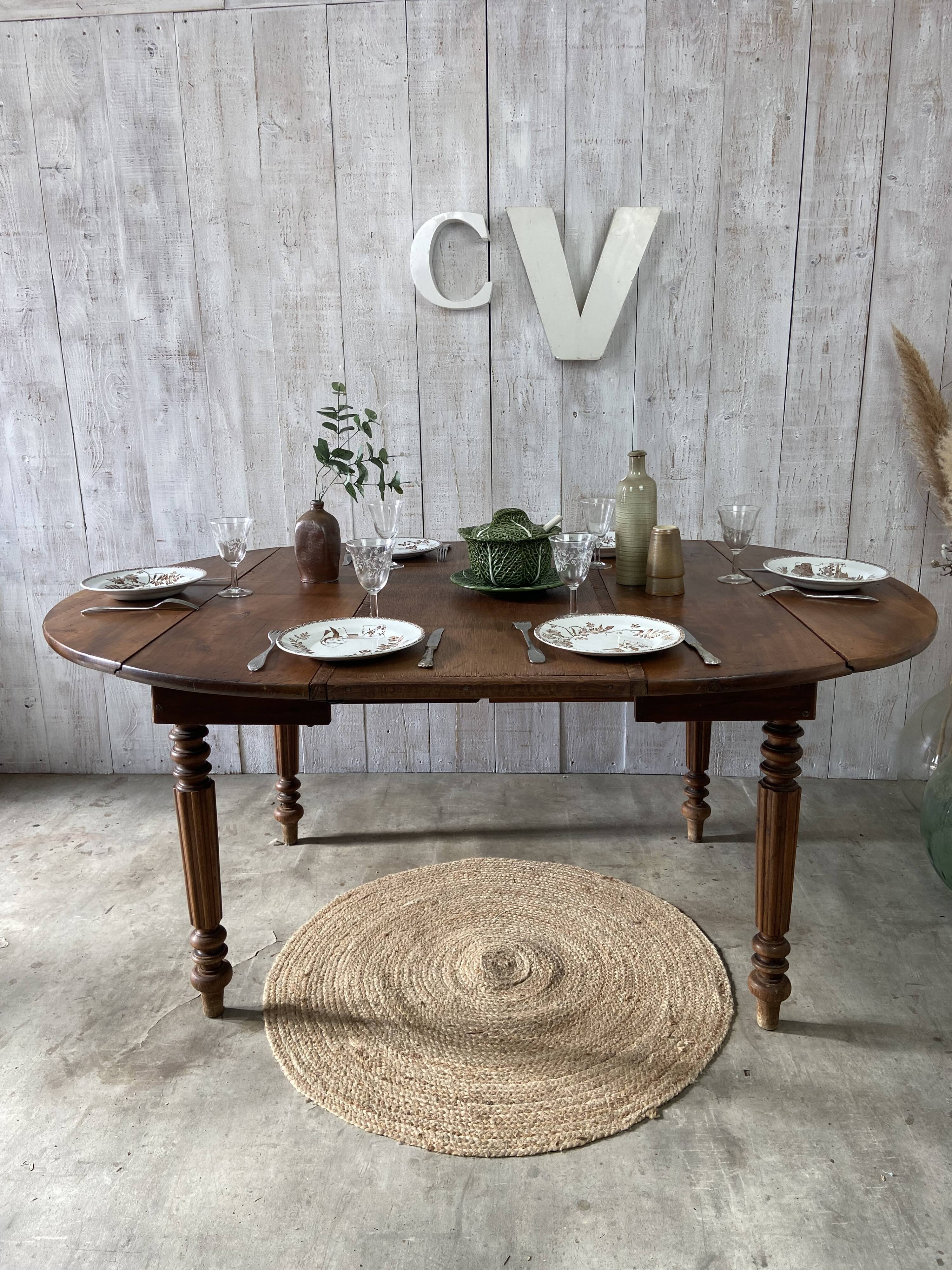 Extendable country table