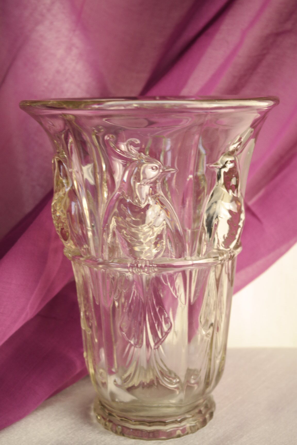 Vase with parakeets in art deco glass