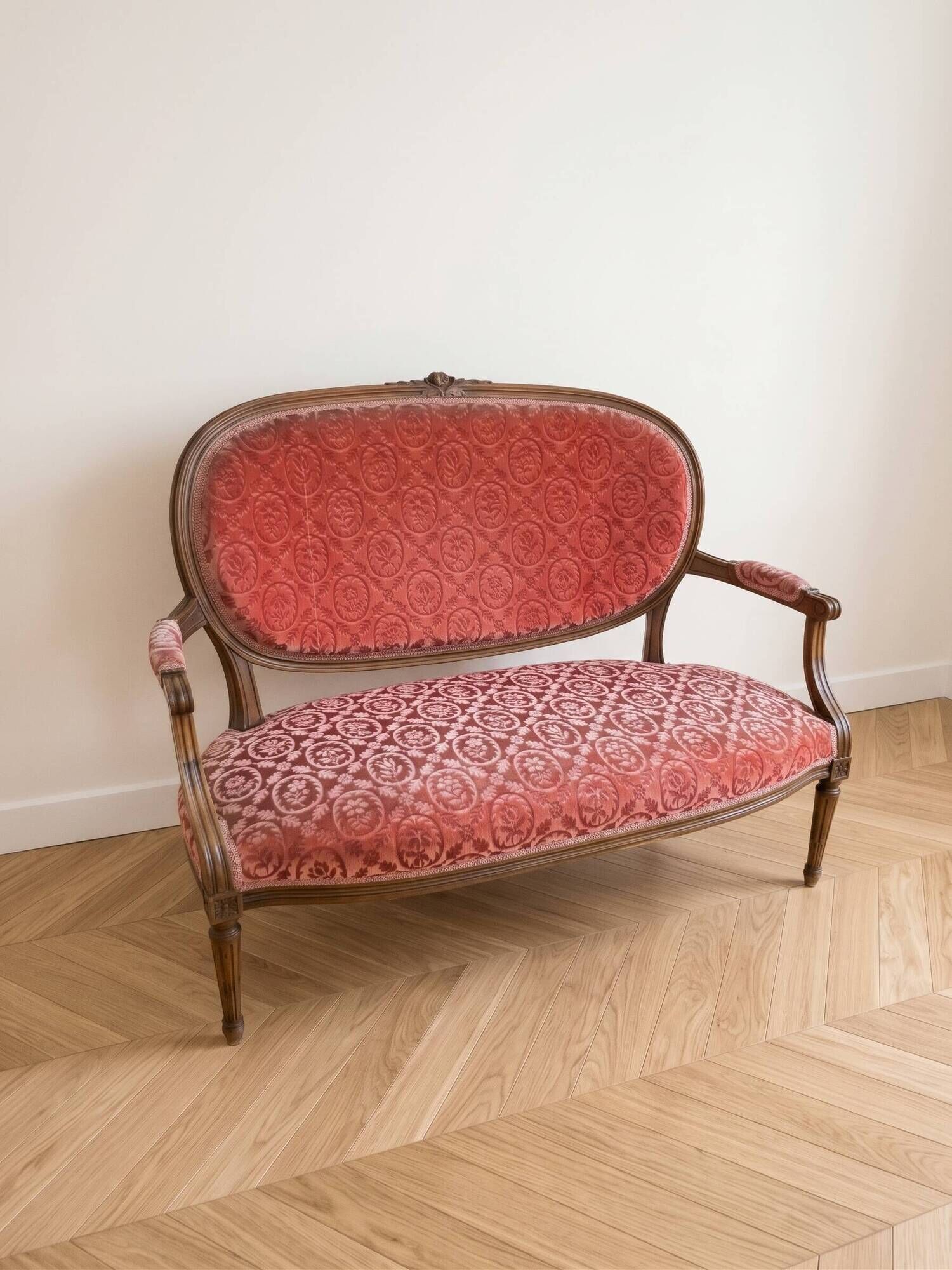 Louis XVI living room set: sofa and 4 armchairs in wood and pink velvet.
