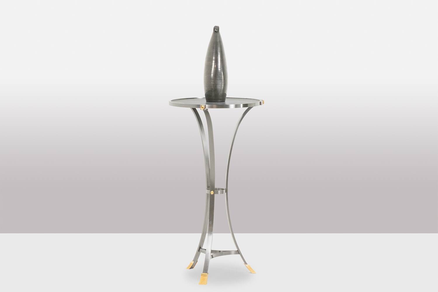 “Canabas” pedestal table in patinated leather, steel, and gilded brass. Contemporary. LS59502209H