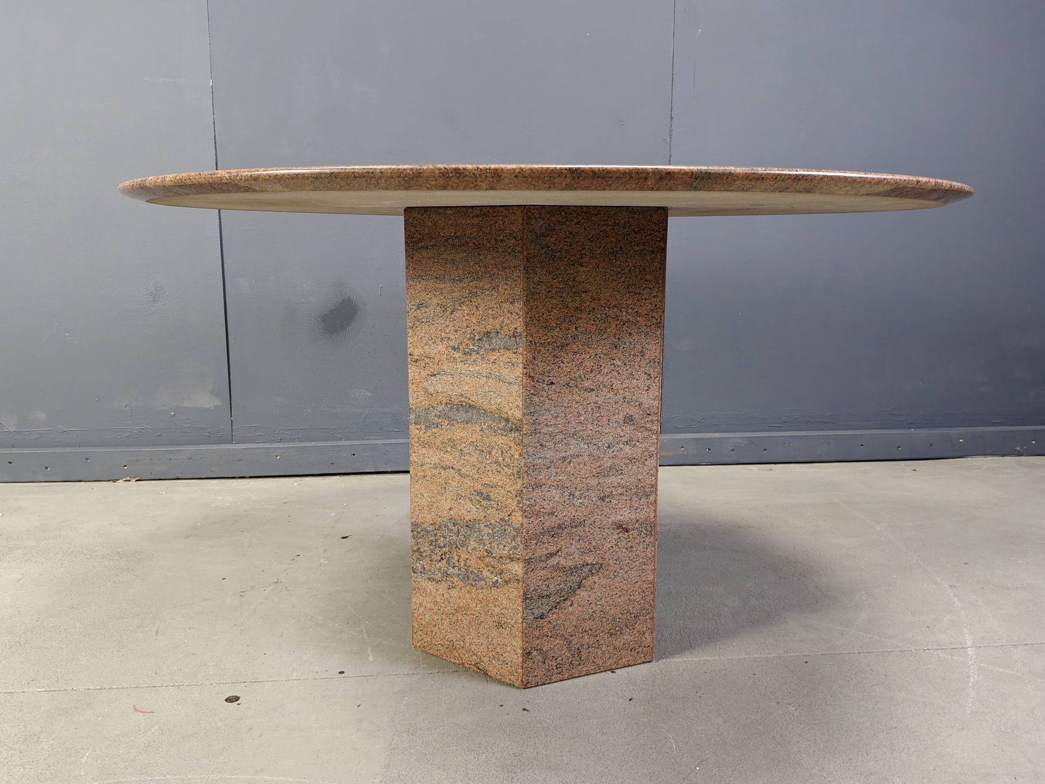 Table à manger ronde en granit vintage, années 1970