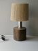 Lampe en bois massif et chrome, abat jour corde