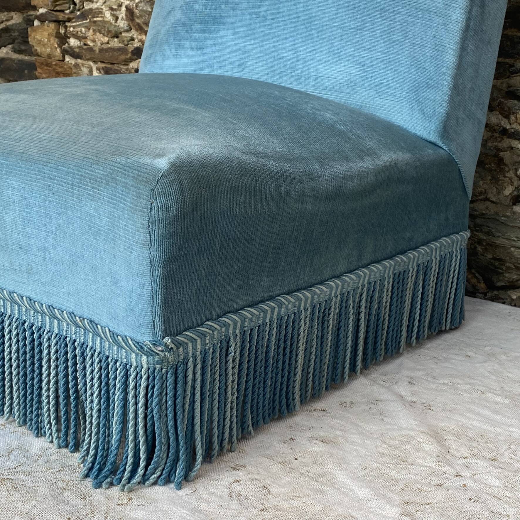 Fauteuil crapaud bas ancien en velours bleu