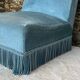 Fauteuil crapaud bas ancien en velours bleu