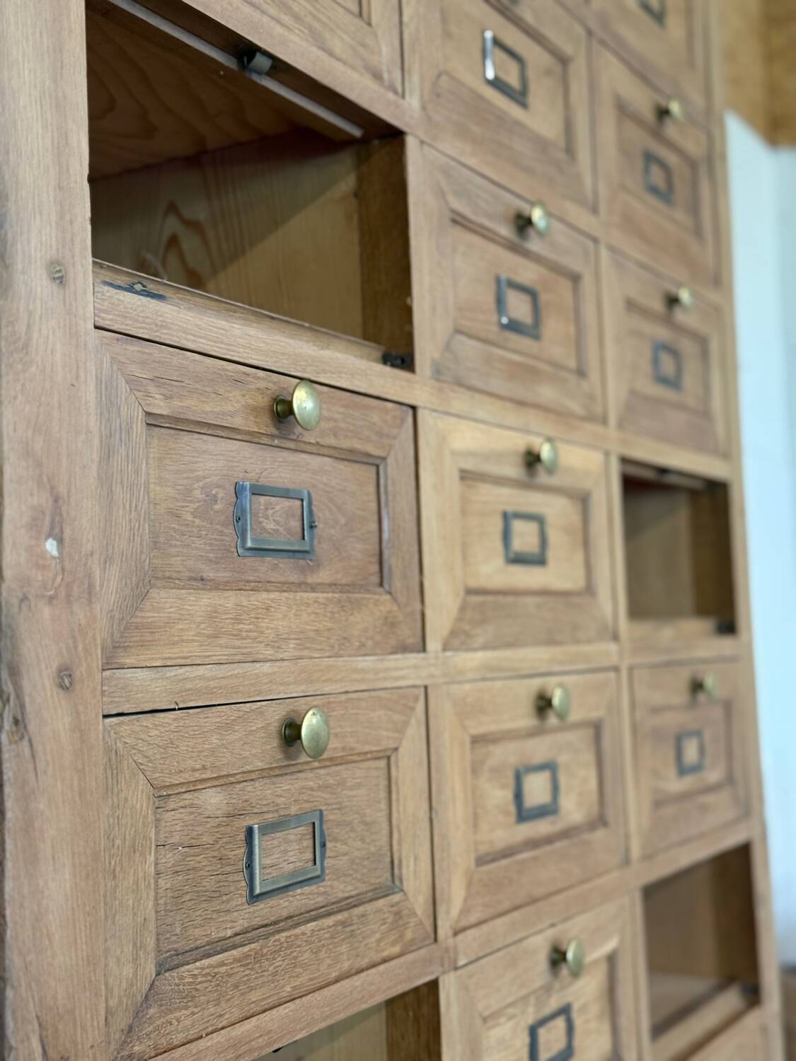 Notary cabinet with drawers