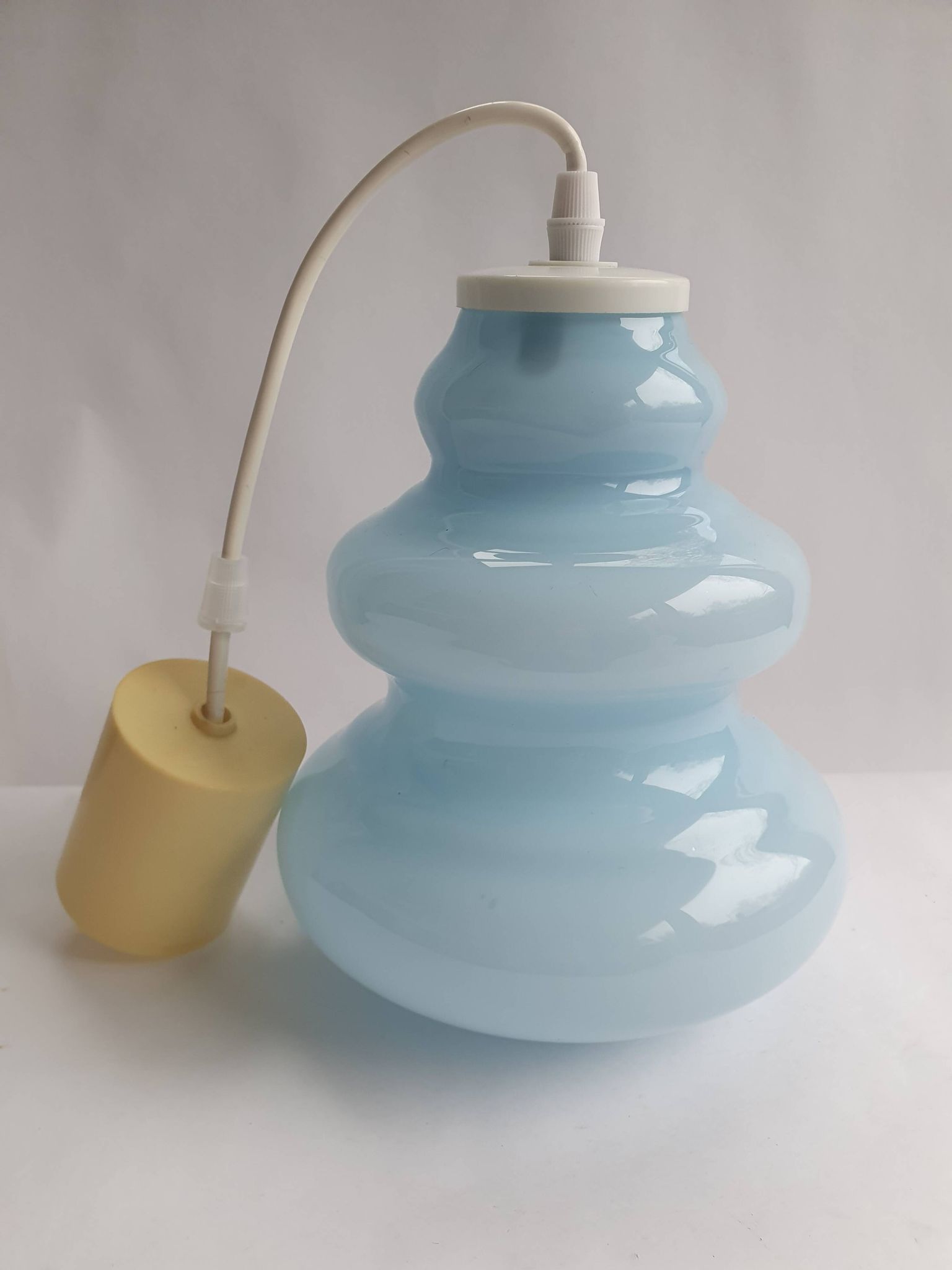 Suspension baladeuse en verre opalin bleu vintage