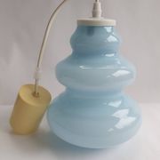Suspension baladeuse en verre opalin bleu vintage