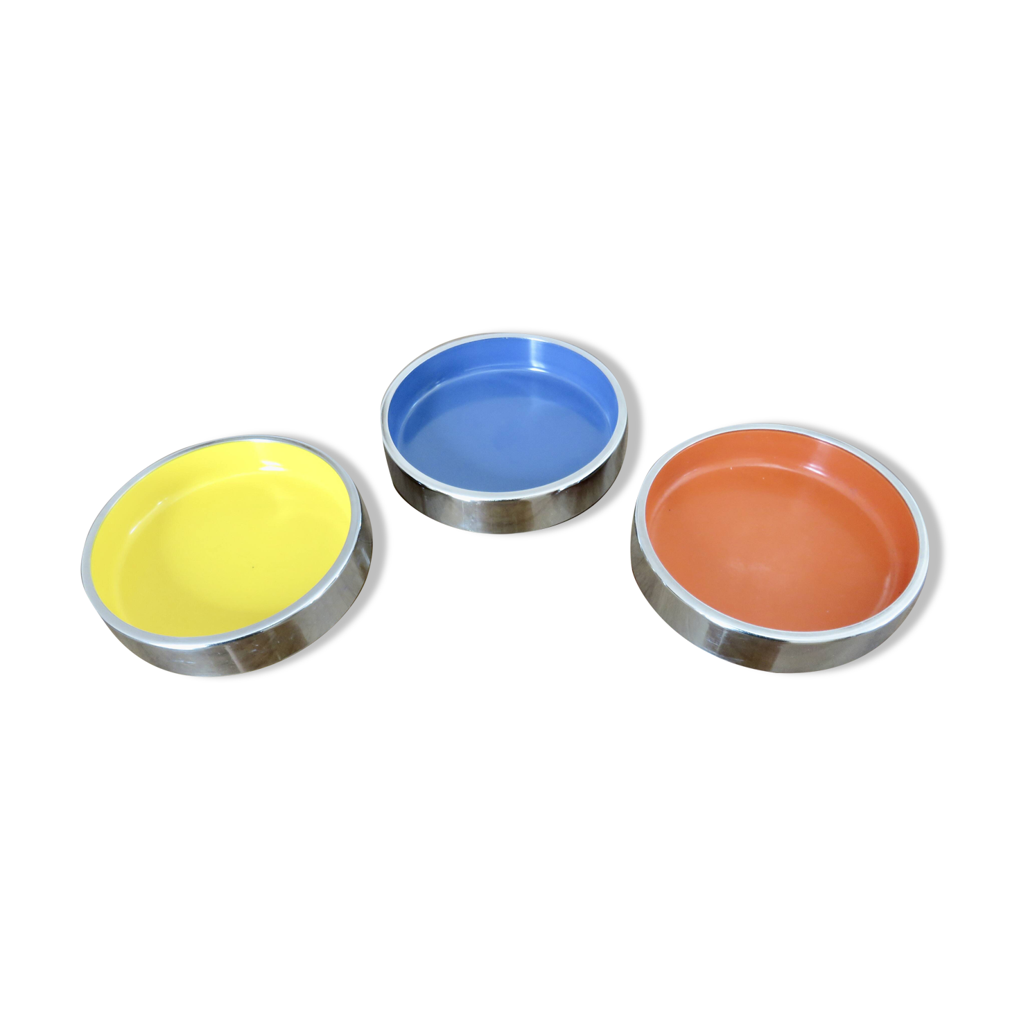 Set of 3 stackable ashtrays in colored melamine, chrome metal from the 70s