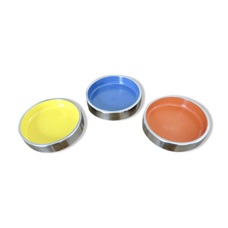 Set of 3 stackable ashtrays in colored melamine, chrome metal from the 70s
