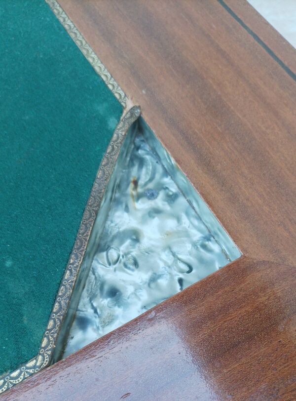 Table à jeu en noyer époque 19ème