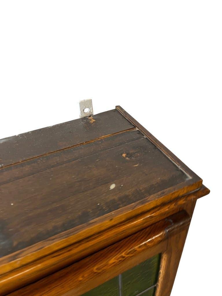 Armoire murale vintage en bois avec vitrail vert