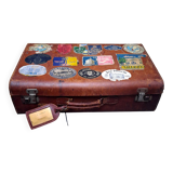 Ancienne valise en cuir avec ses étiquettes de voyage