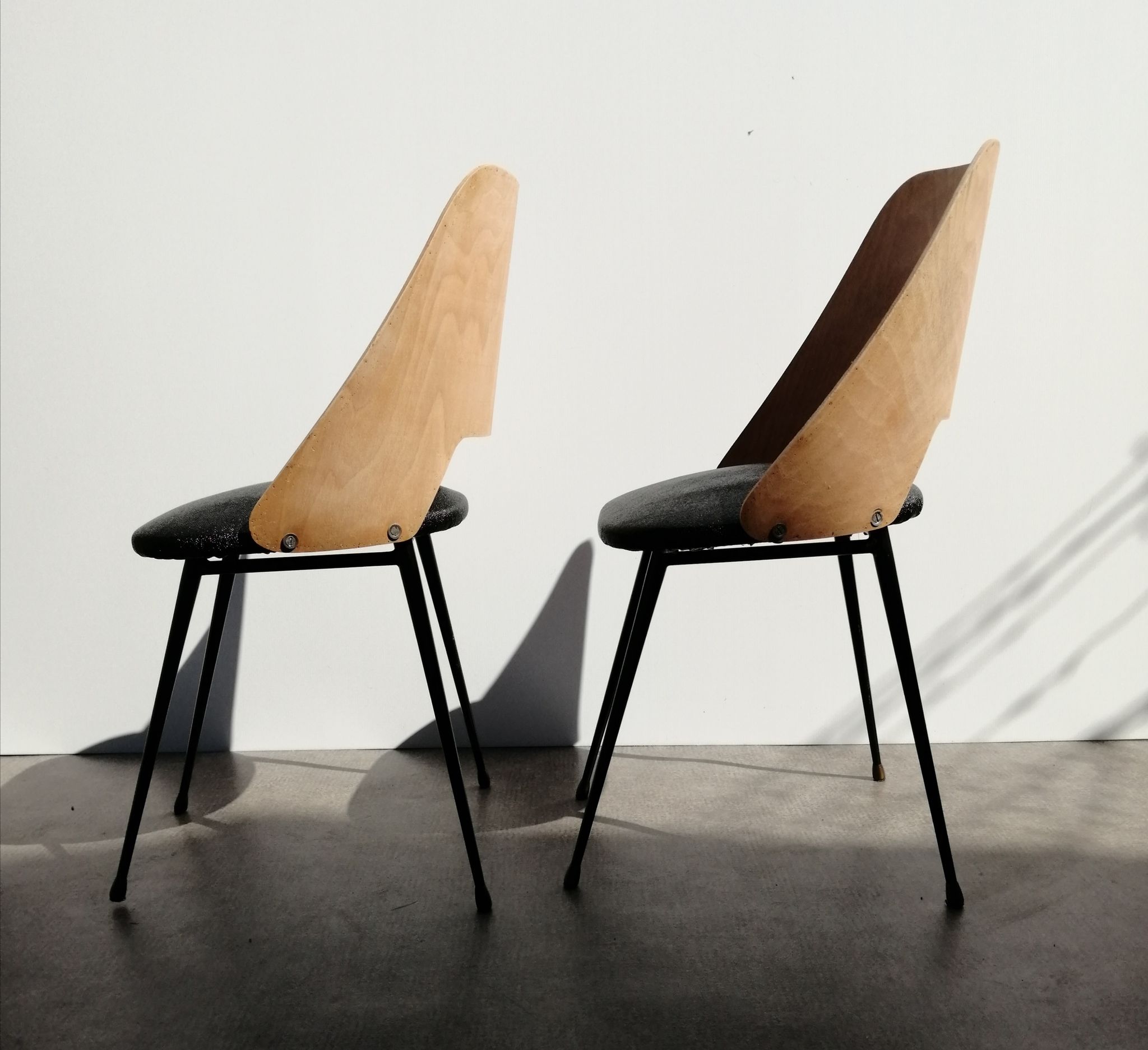 Paire de chaises tonneau bois et skai vintage 1960