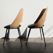 Paire de chaises tonneau bois et skai vintage 1960