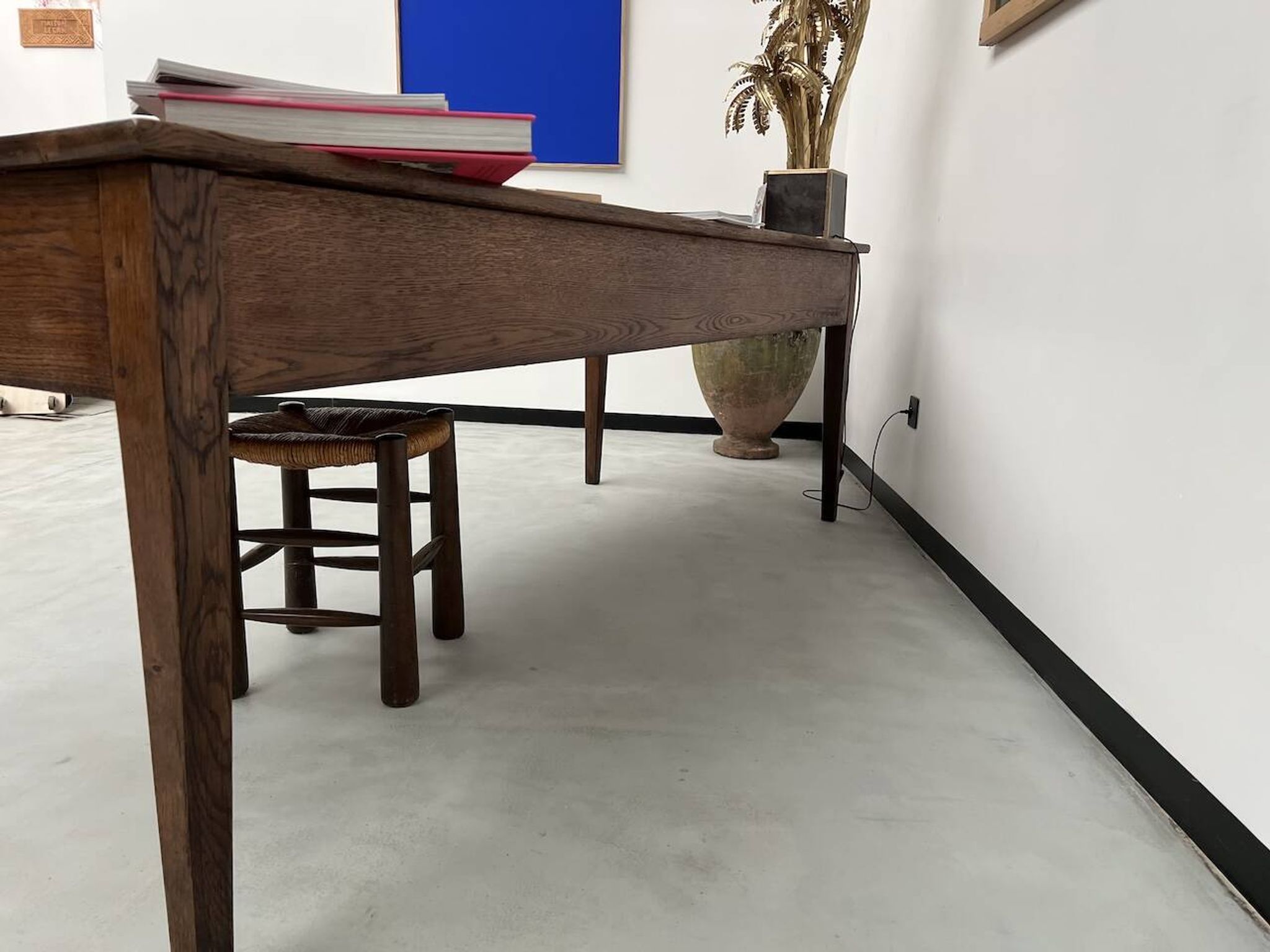 Grande table écritoire des années 40 en chêne massif