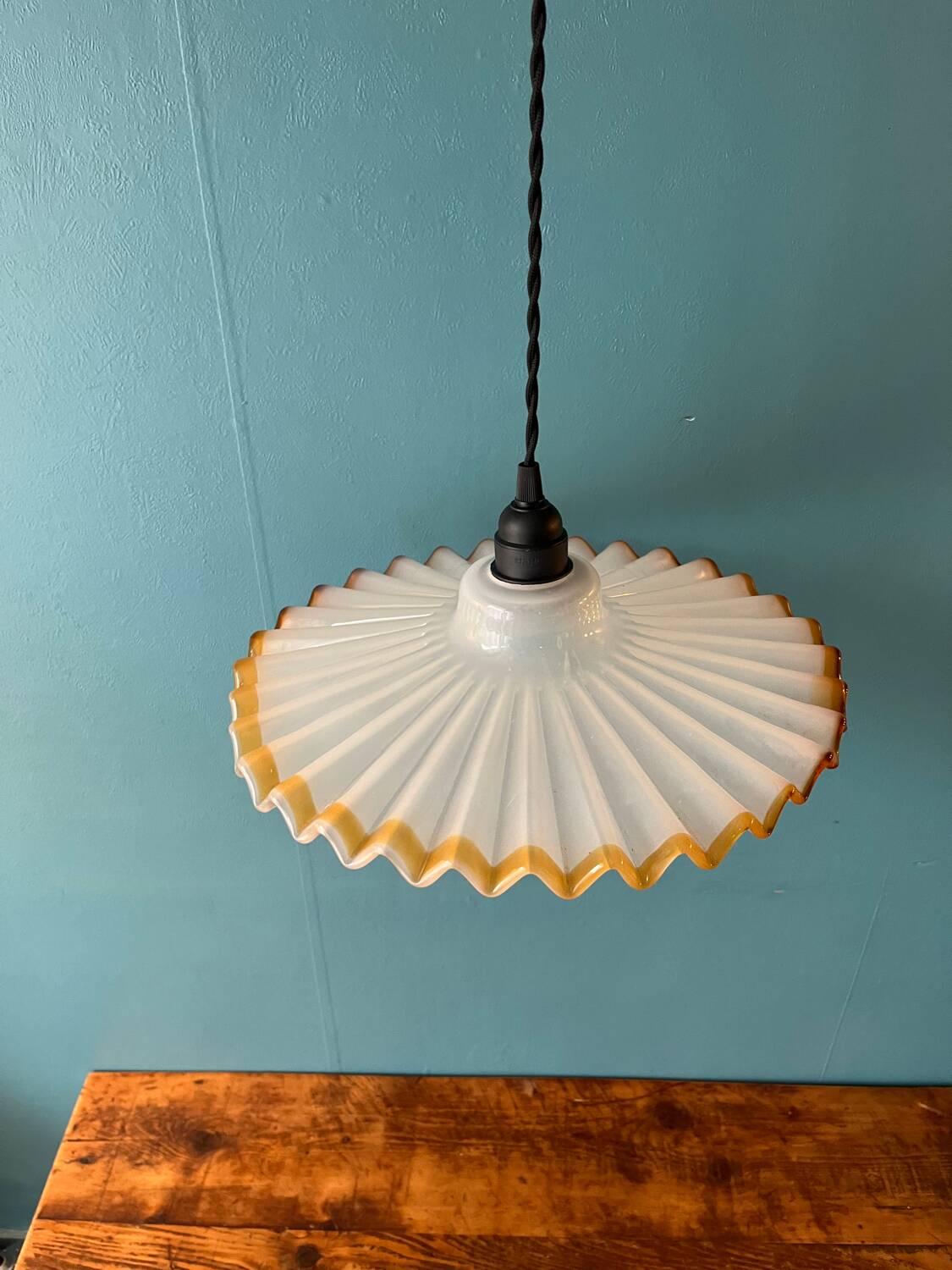 Suspension in thick bubbled murano glass