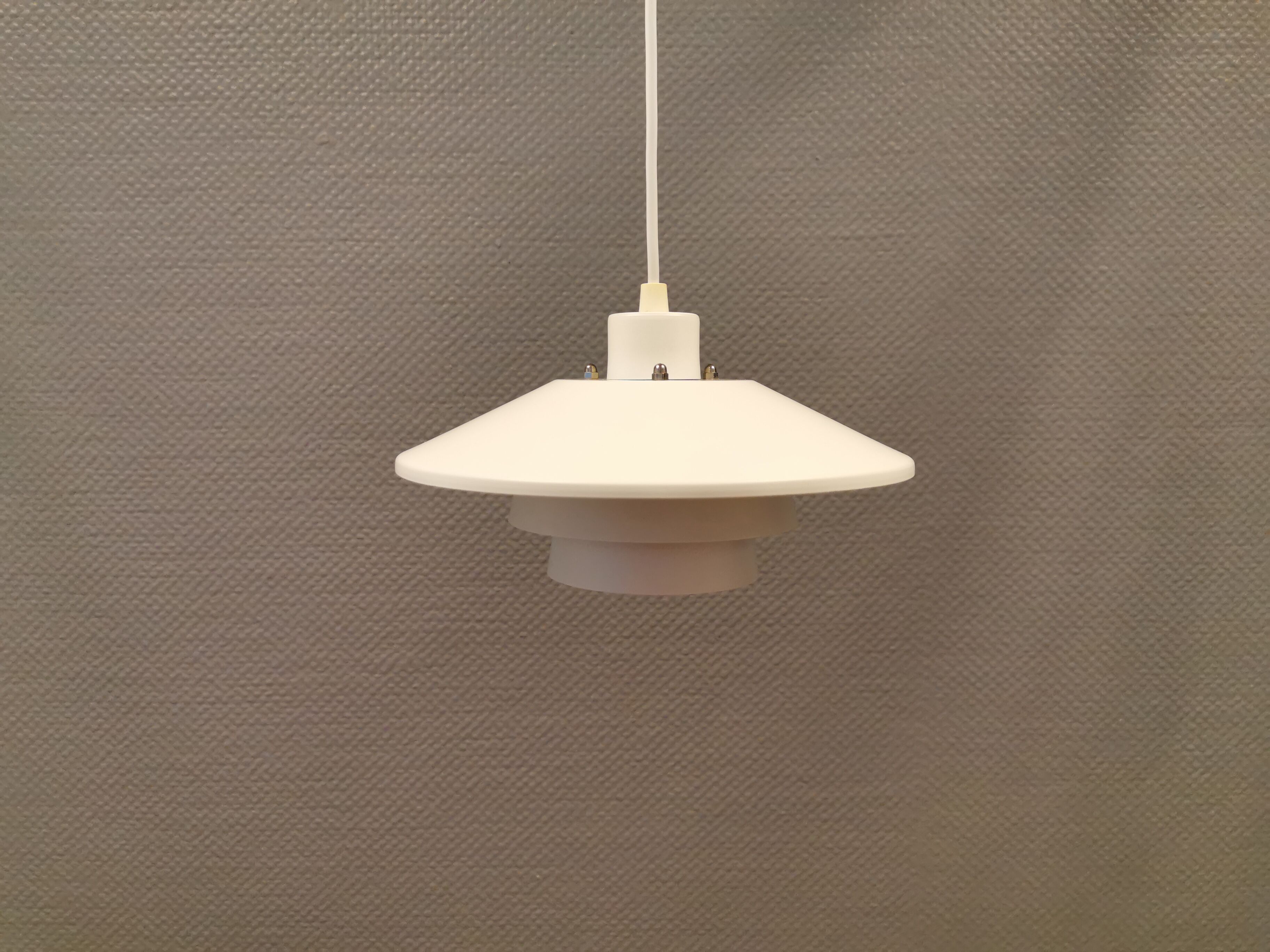 Small hanging lamp in a beautiful white color, produced by Super-Light Denmark.