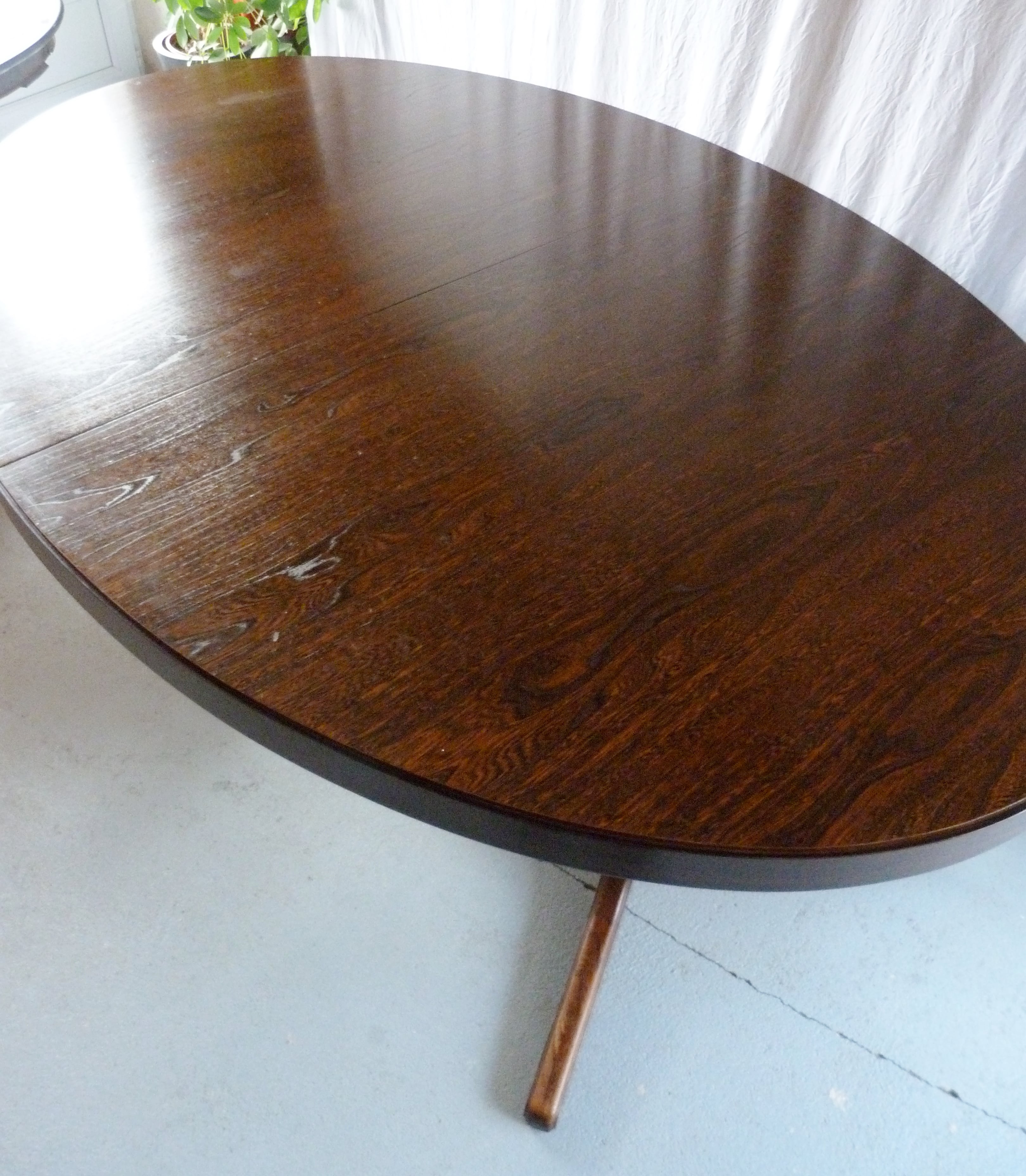 Baumann oval table