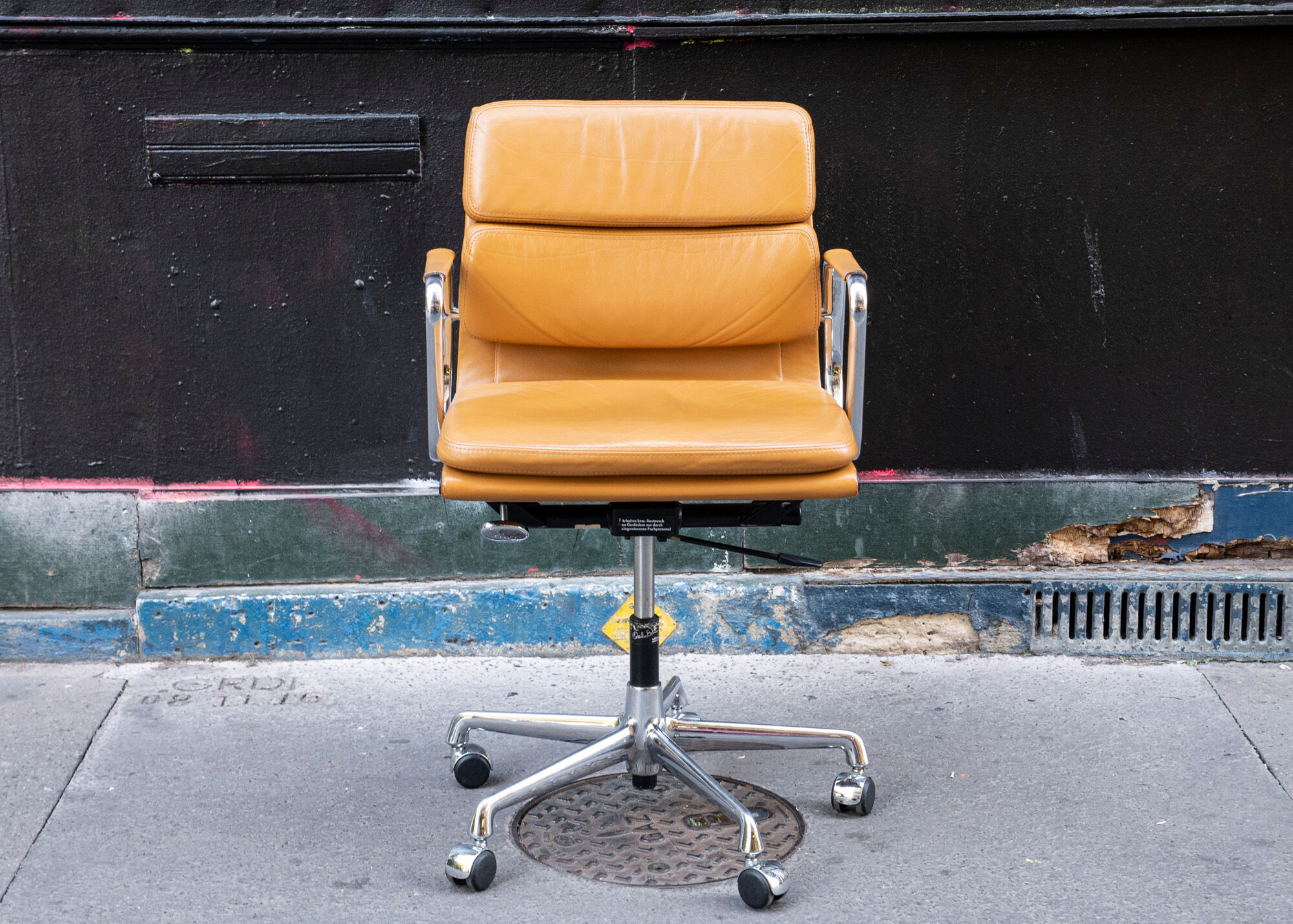 Soft Pad EA 217 chair by Charles & Ray Eames, Vitra