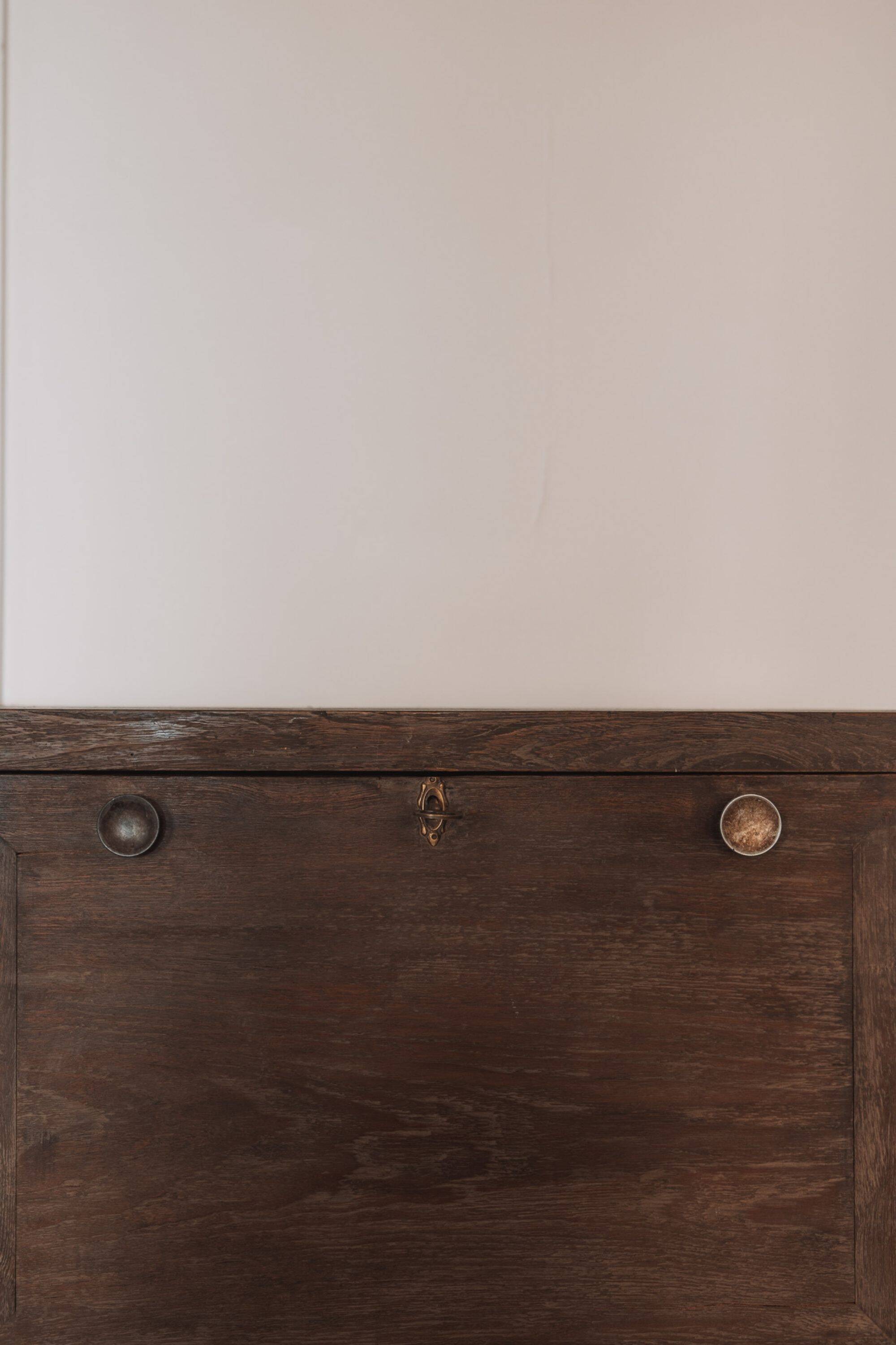 Meuble bar ancien en bois massif — pièce de caractère