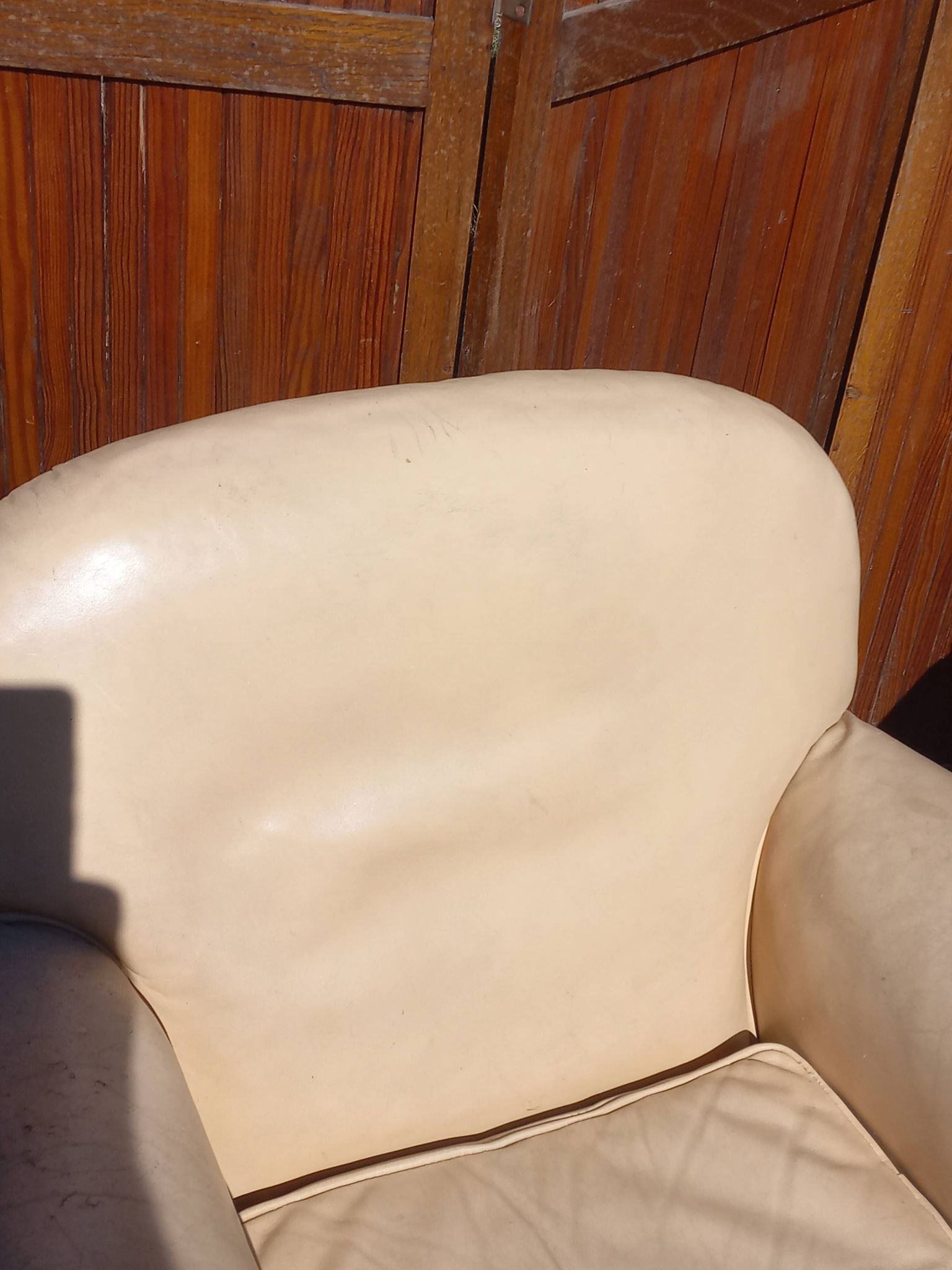 Pair of 1930s club armchairs in ivory leather.