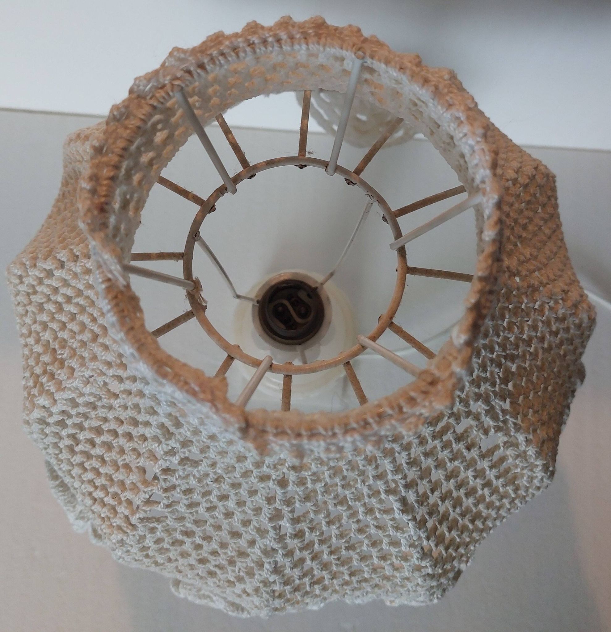 lampe en albâtre avec abajour en crochet
