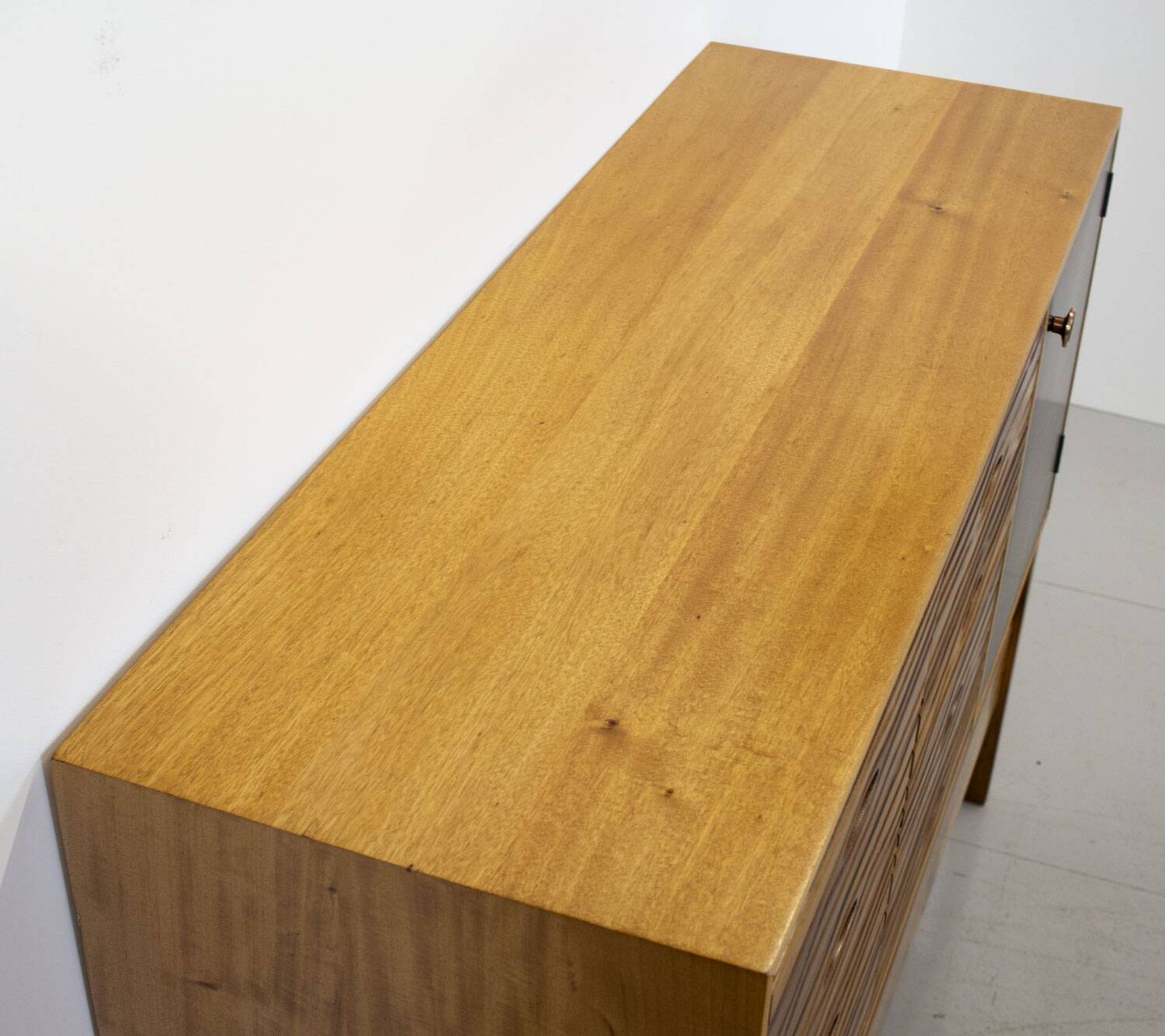 Commode à tiroirs en cerisier du milieu du siècle par Heals