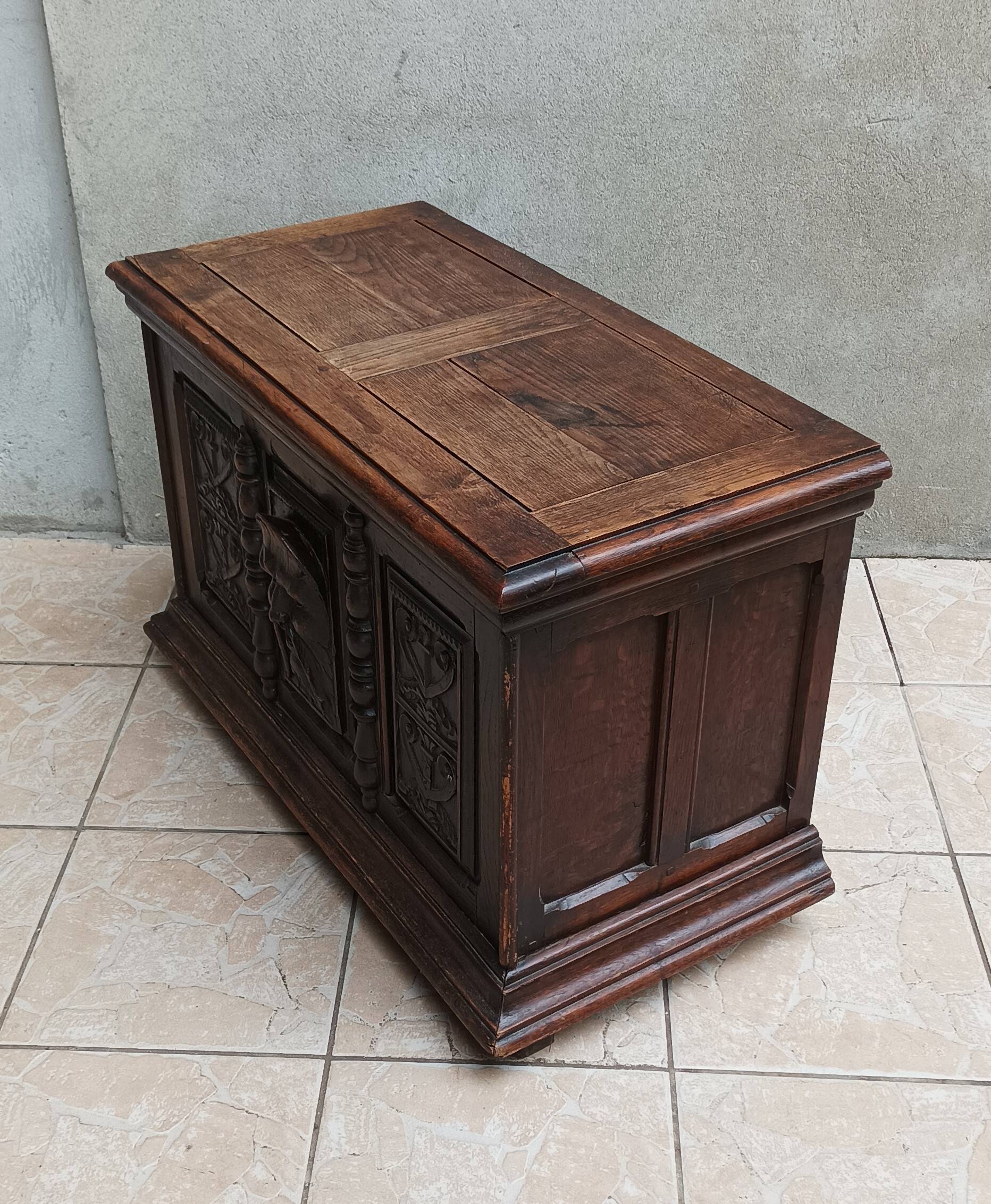 Renaissance oak chest