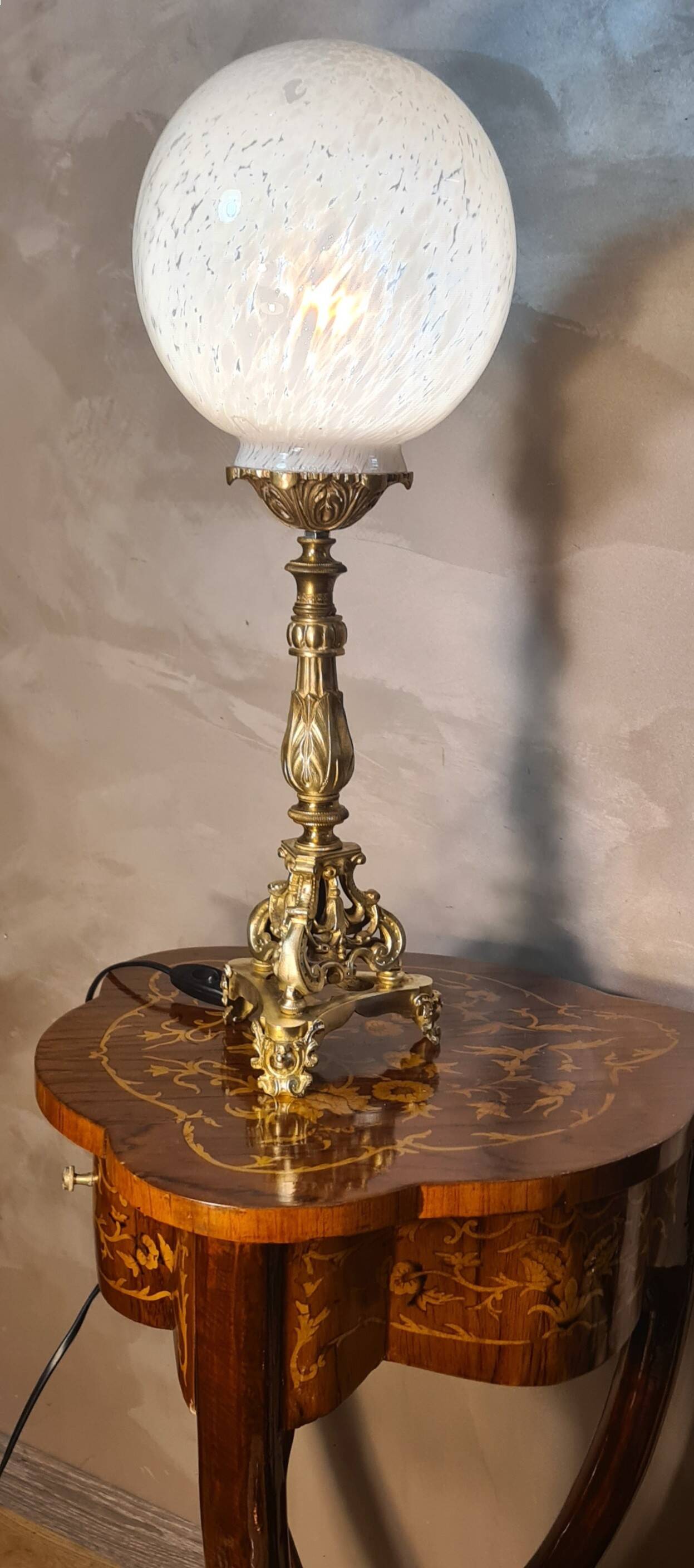 Lampe bronze tripode 19eme sphere opaline Clichy