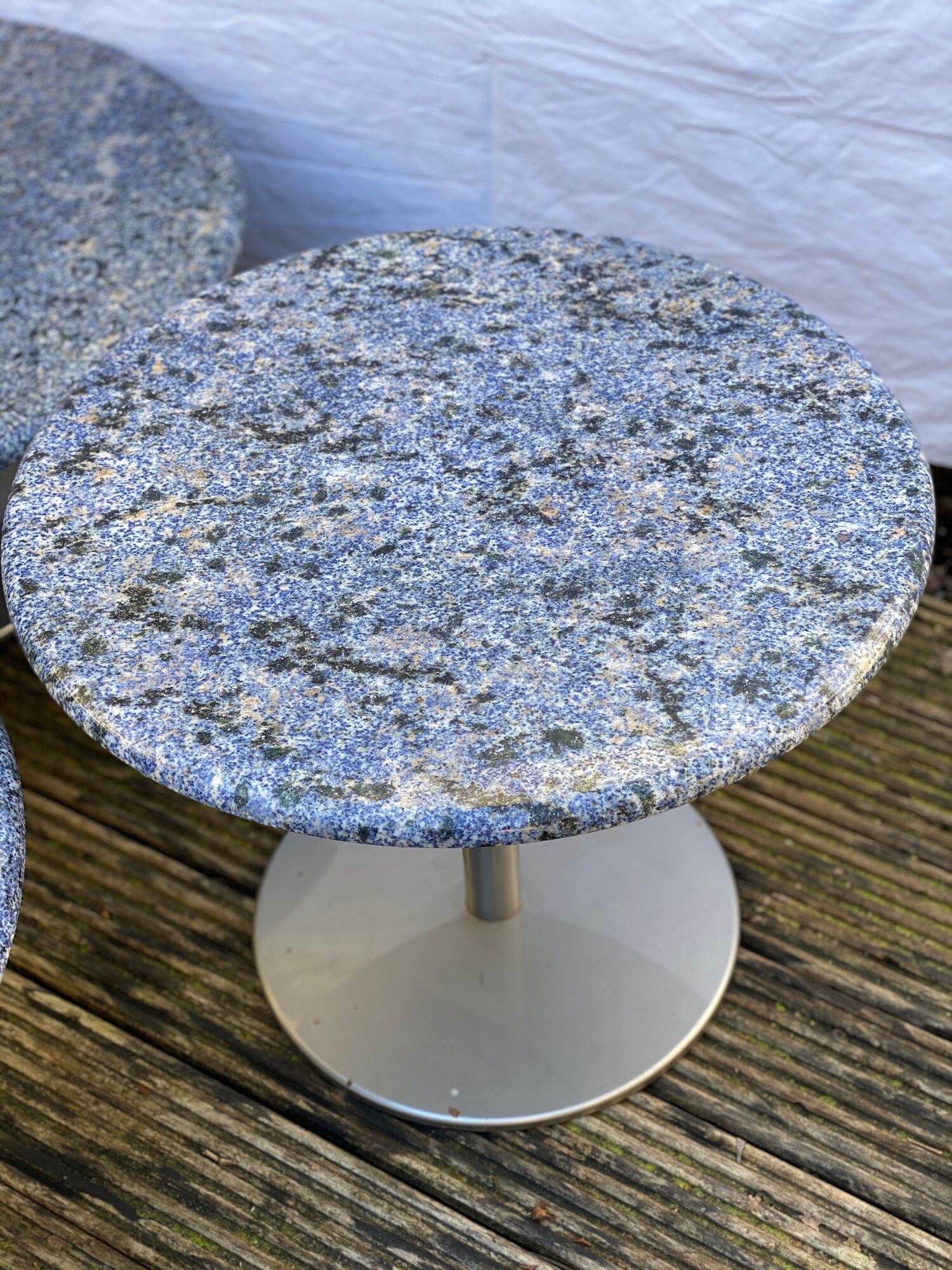 Trio de tables basses en granit et acier inoxydable