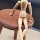 Tabouret tripode rond foncé
