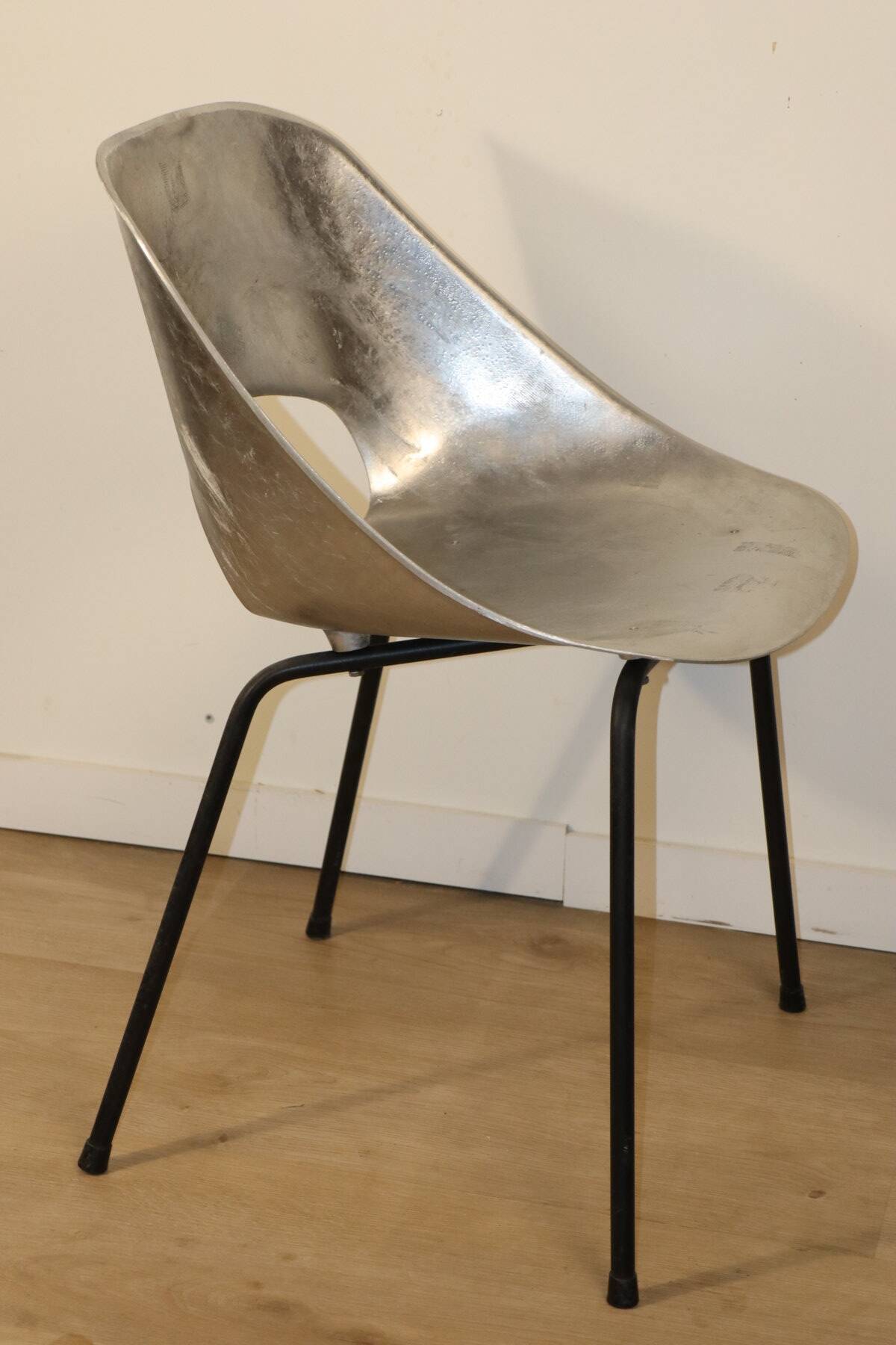 Aluminium chair, "Tulip" model, by Pierre Guariche, Steiner edition, 1960