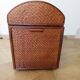 Vintage-coffre rangement-bombé-rotin tressé-années 70-teinte acajou