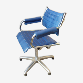 Blue office chair of the 70s swivelling