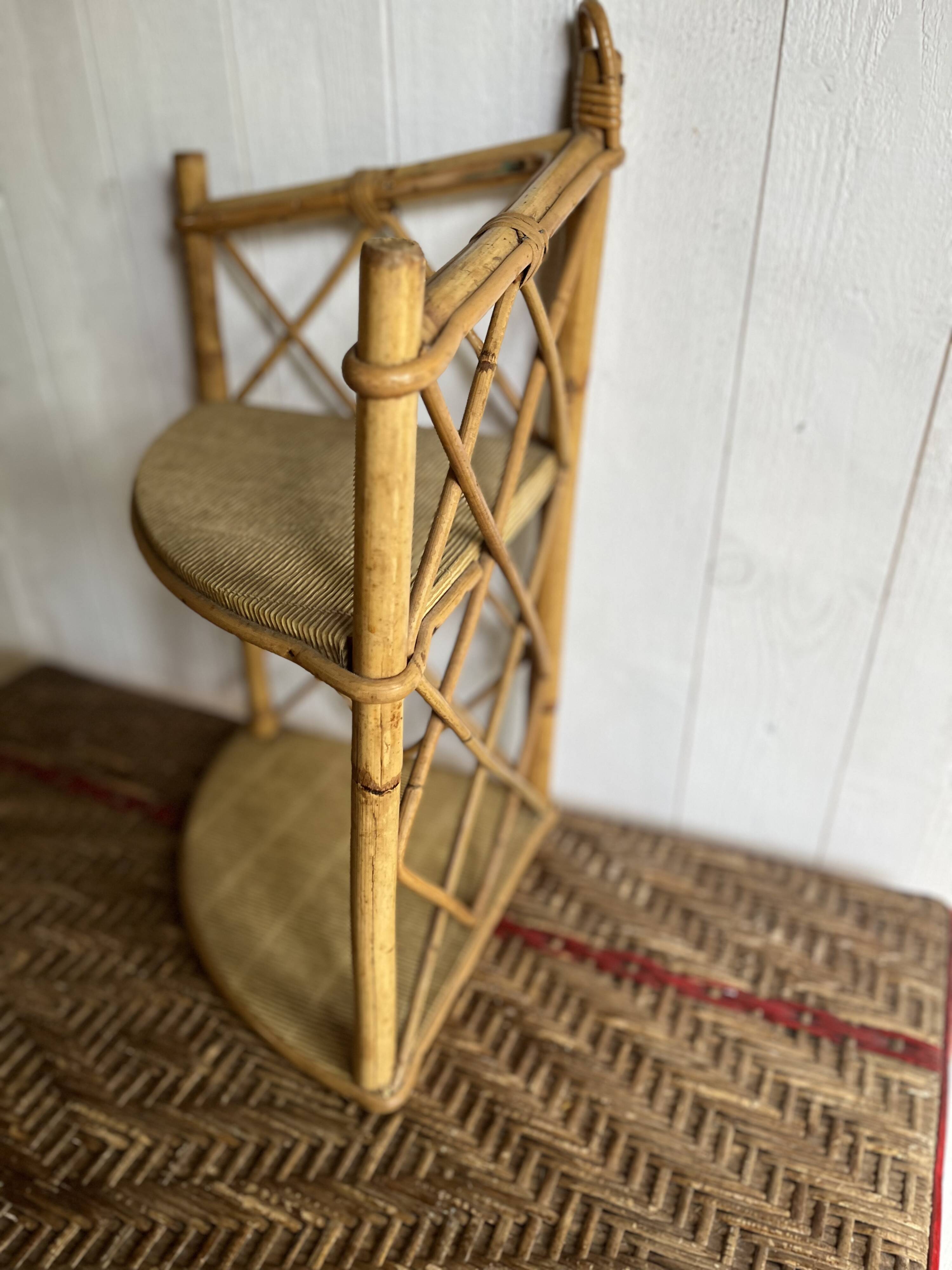 Corner shelf in rattan