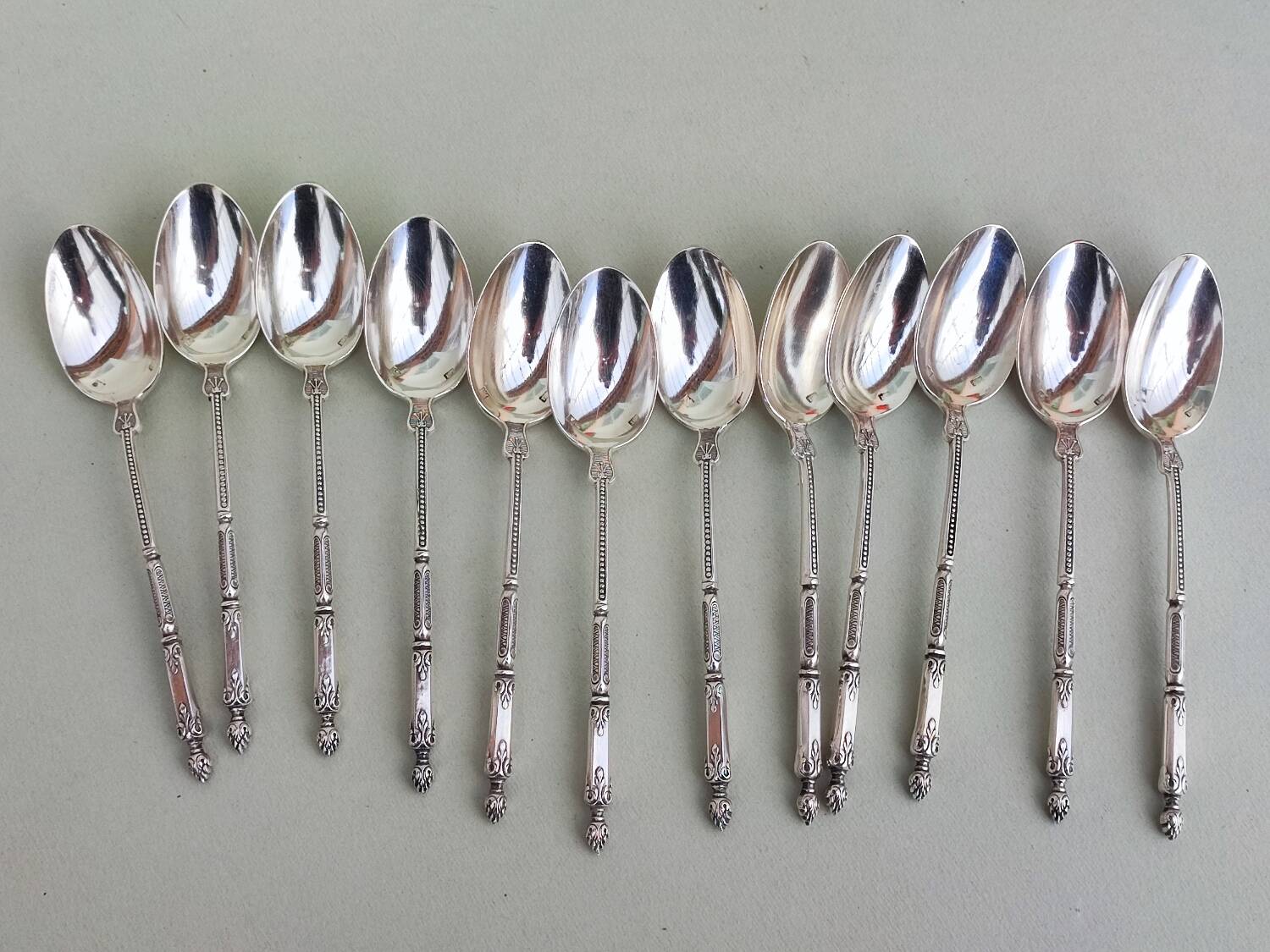 12 cuillères à café en métal argenté