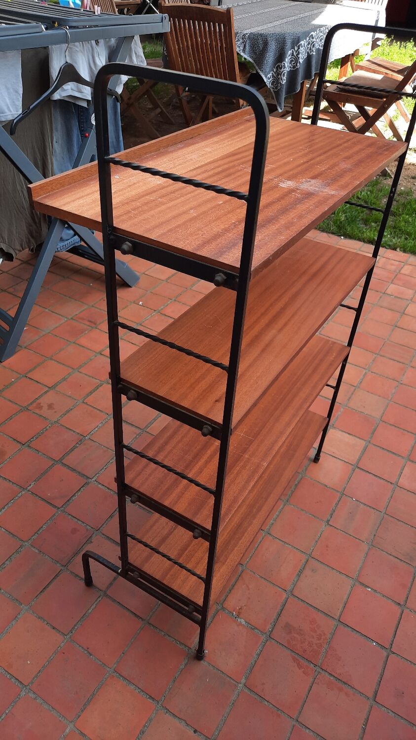 Shelf on foot