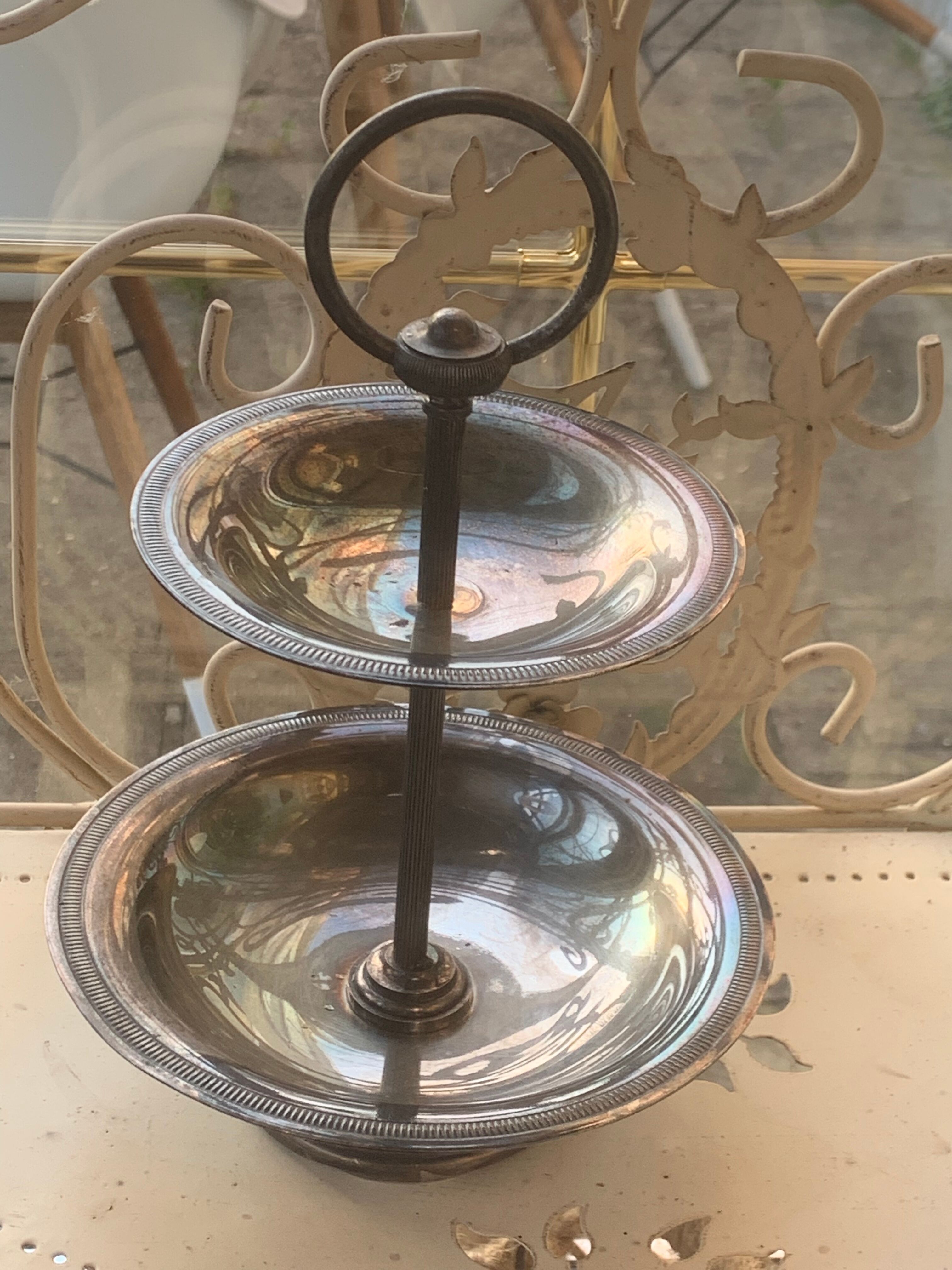 Double cup display in vintage silver metal