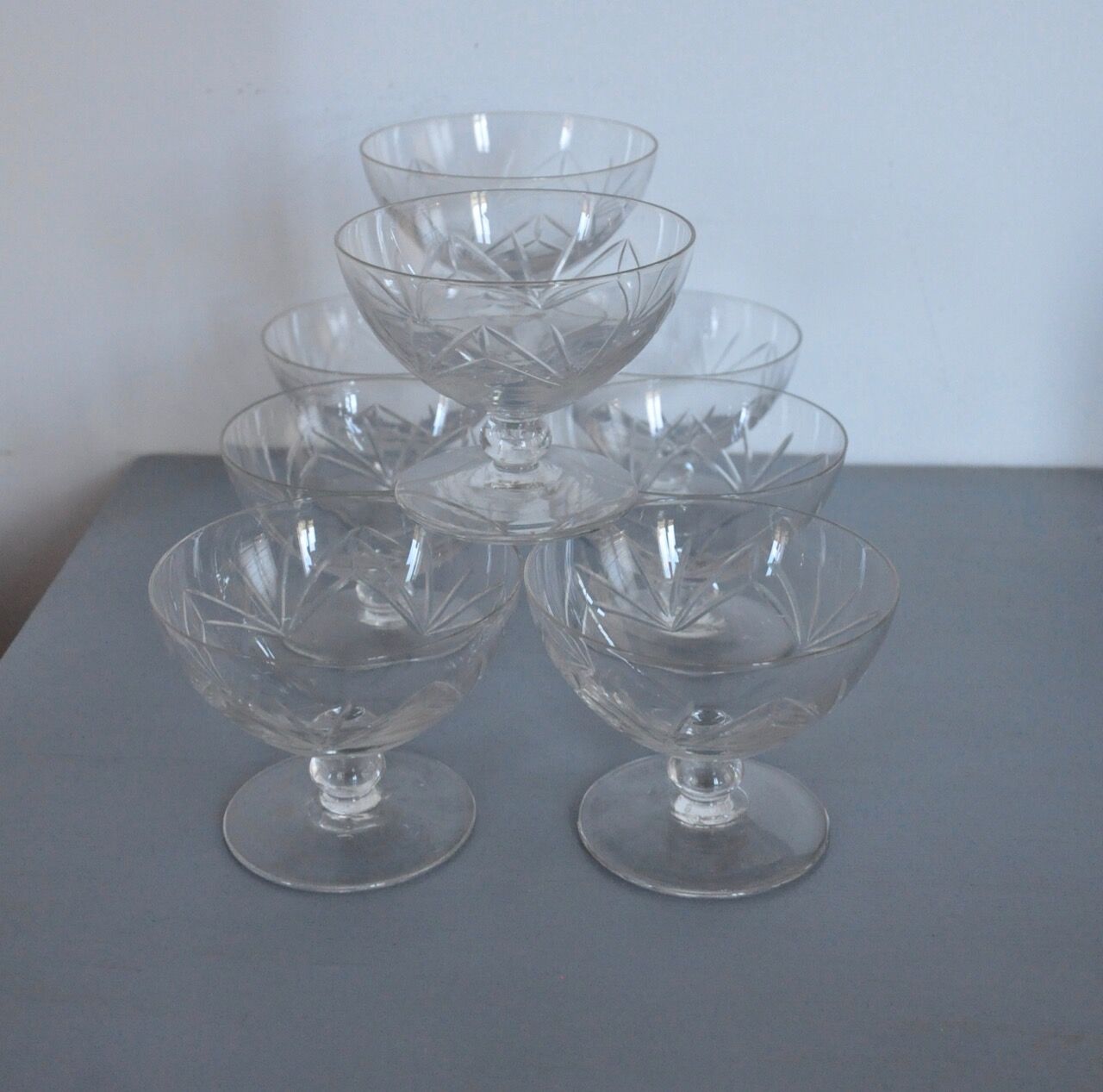 8 cups champagne service