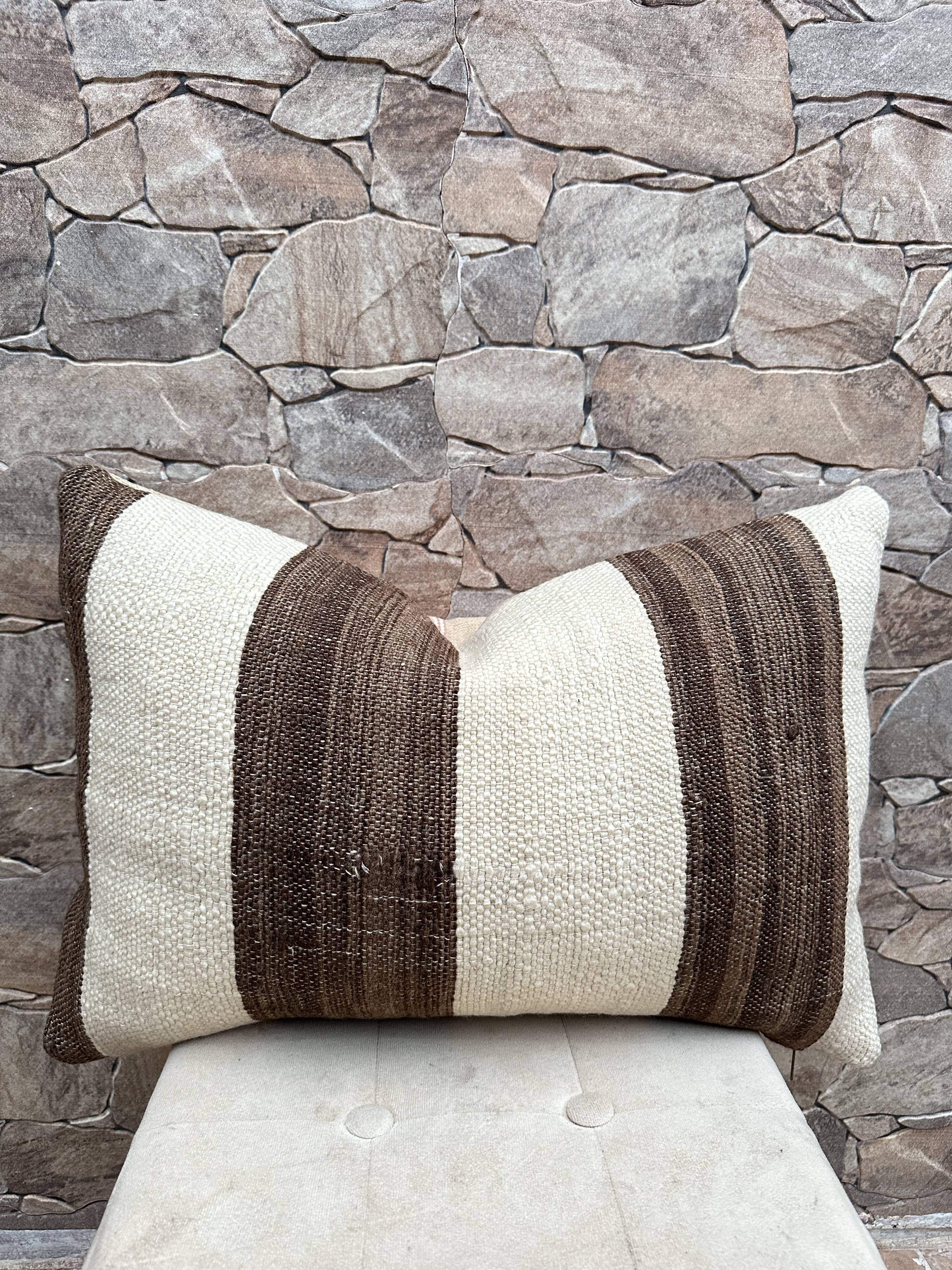 Vintage Berber Kilim cushion cover: Moroccan wool cushion