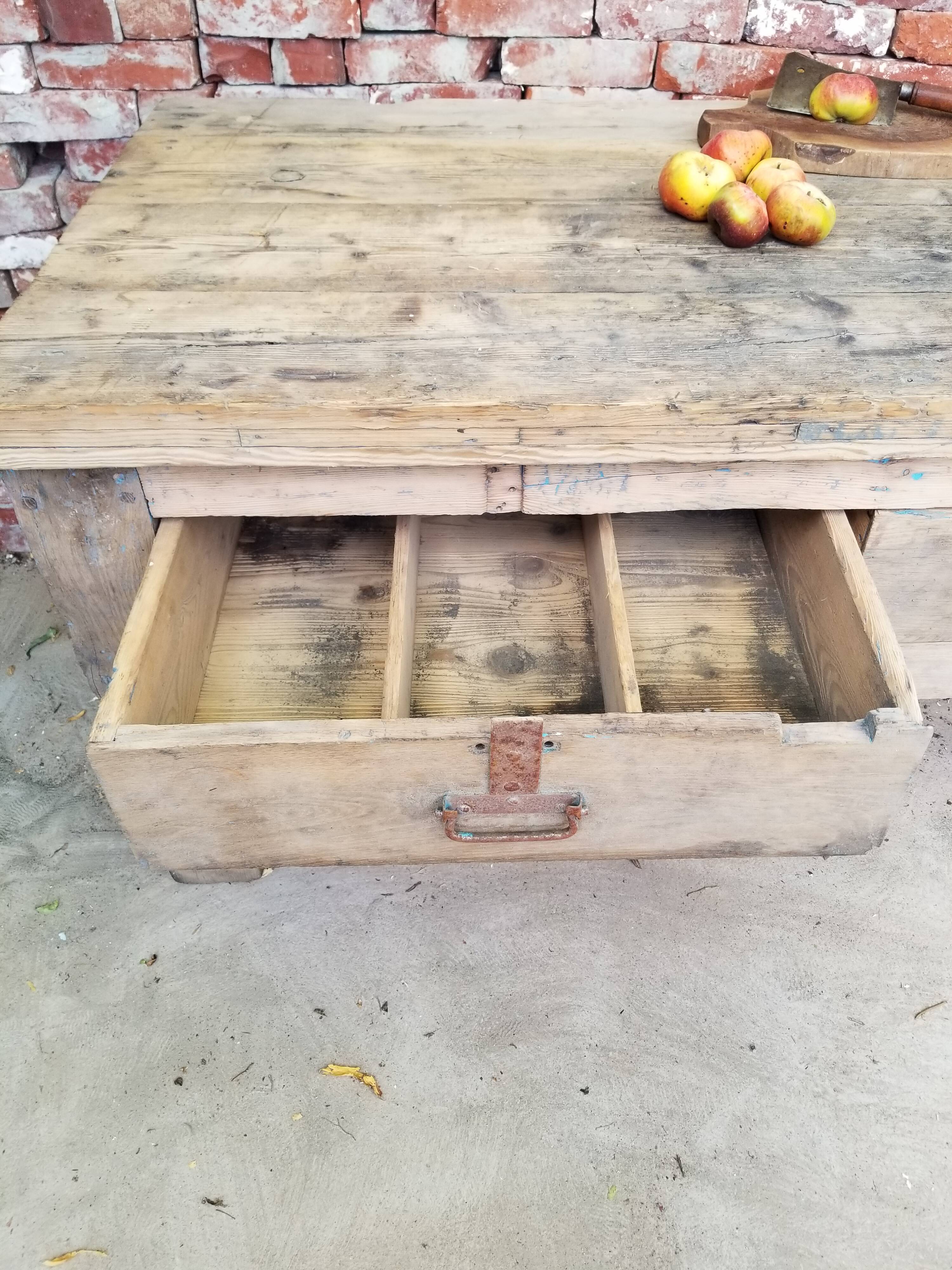 Workbench with drawers