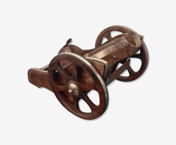 Porte bouteille de cognac en affût de canon bois et laiton.