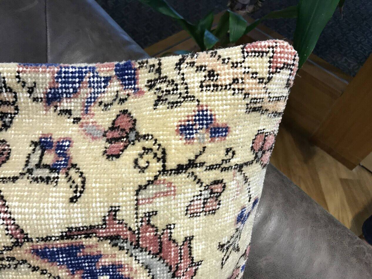 Coussin en tapis vintage fait main